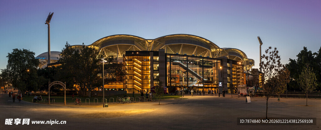 黄昏下的宏伟建筑