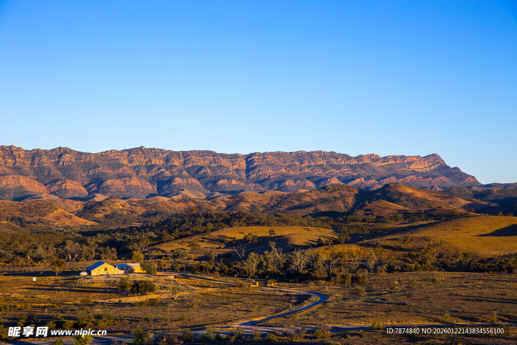 壮丽山景下的静谧小屋
