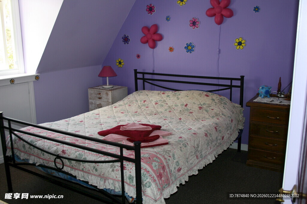 紫色系温馨儿童卧室一角