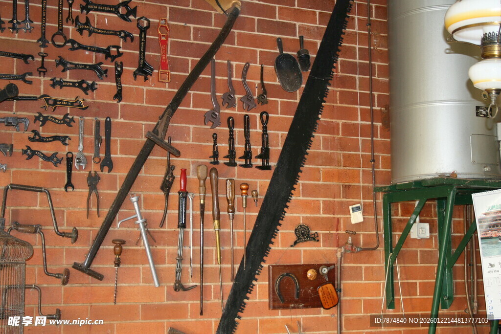 砖墙挂置的多样工具