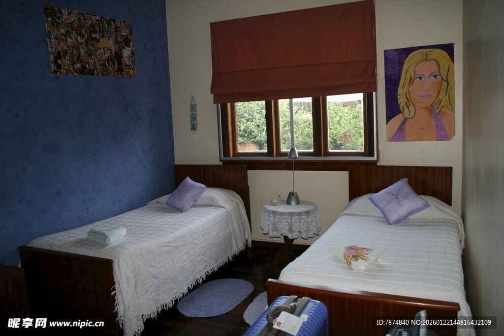 温馨双床卧室室内景象