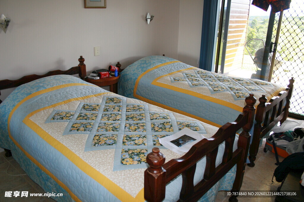 温馨双床卧室场景