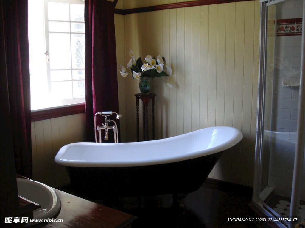 复古风格独立式浴缸浴室