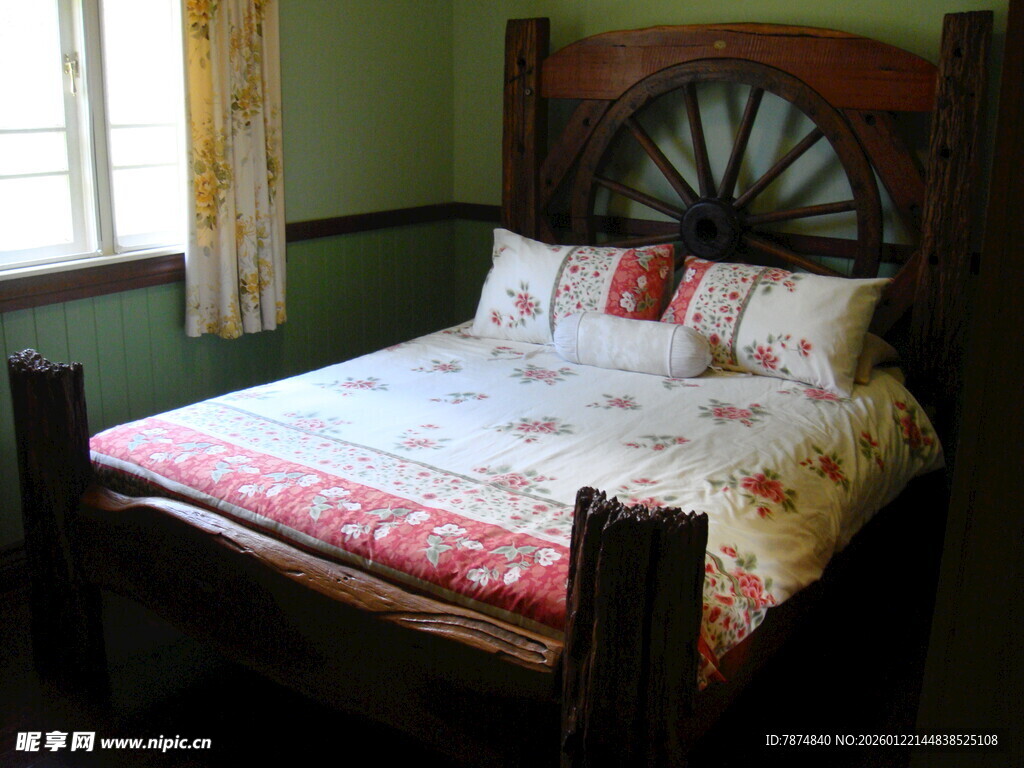 复古车轮床头的温馨卧室