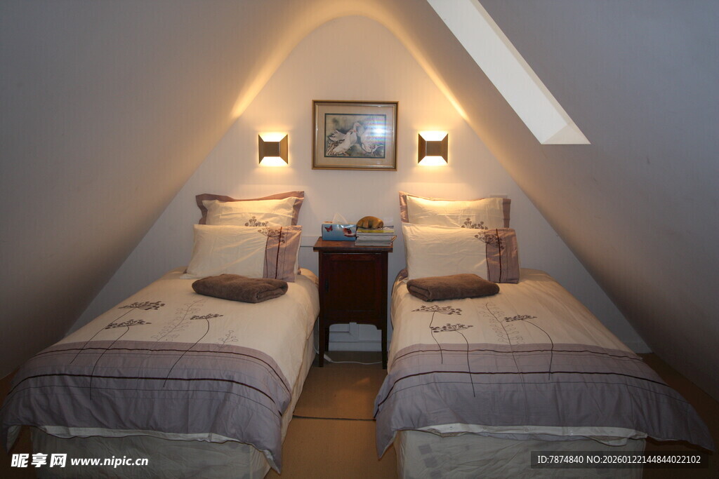 阁楼温馨双床卧室空间