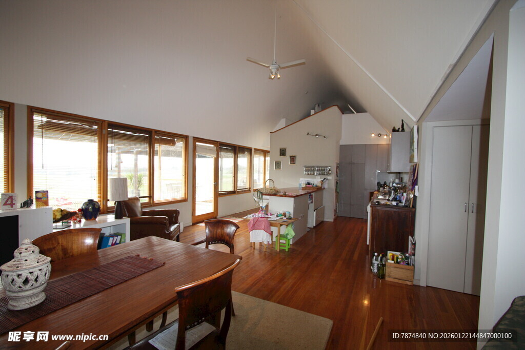 温馨木质风格的家庭餐厅