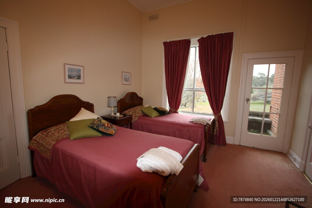 温馨卧室双床布置场景