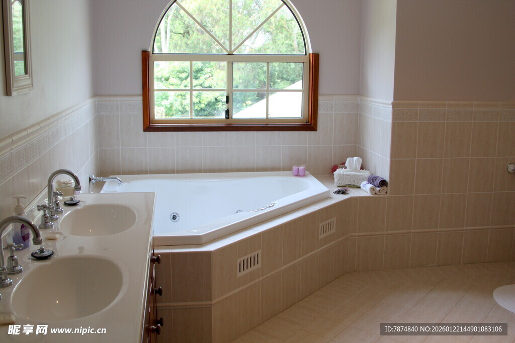 优雅浴室 弧形浴缸与窗景