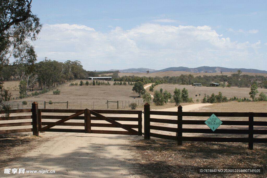 乡村牧场大门及开阔风景