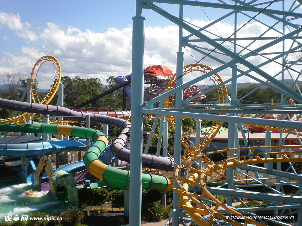 刺激的游乐园过山车设施