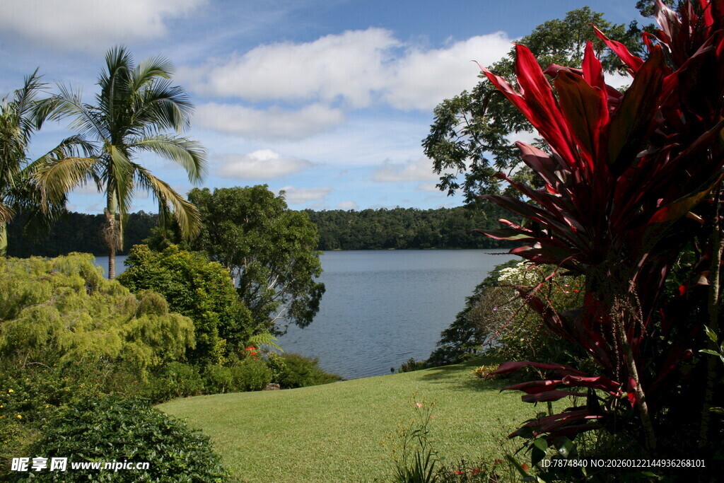 湖畔绿植环绕的美丽景致