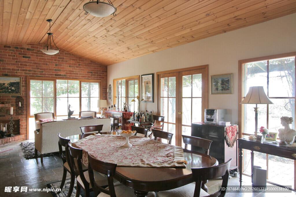 温馨木质餐厅室内场景