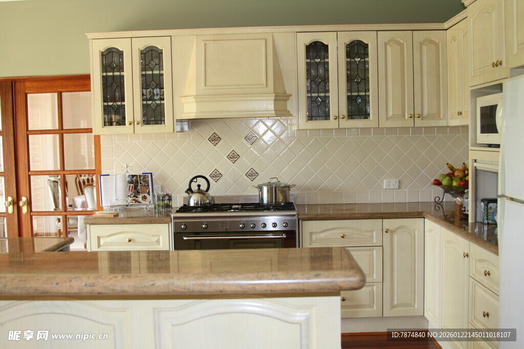 现代简约风格的温馨厨房