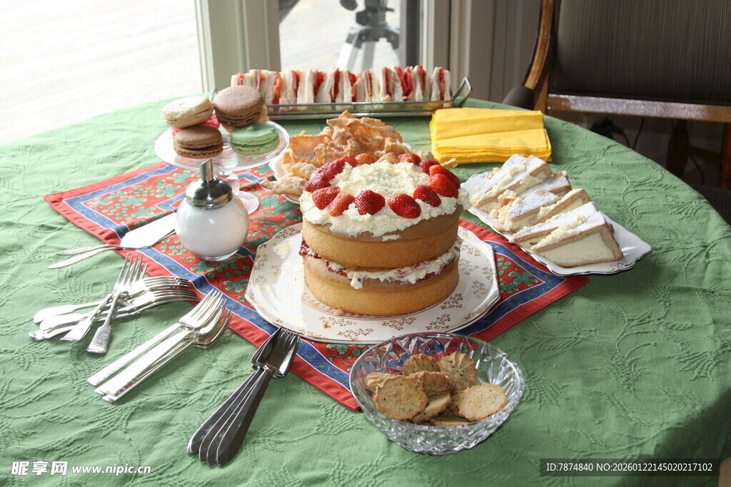 丰盛节日餐桌美食布置