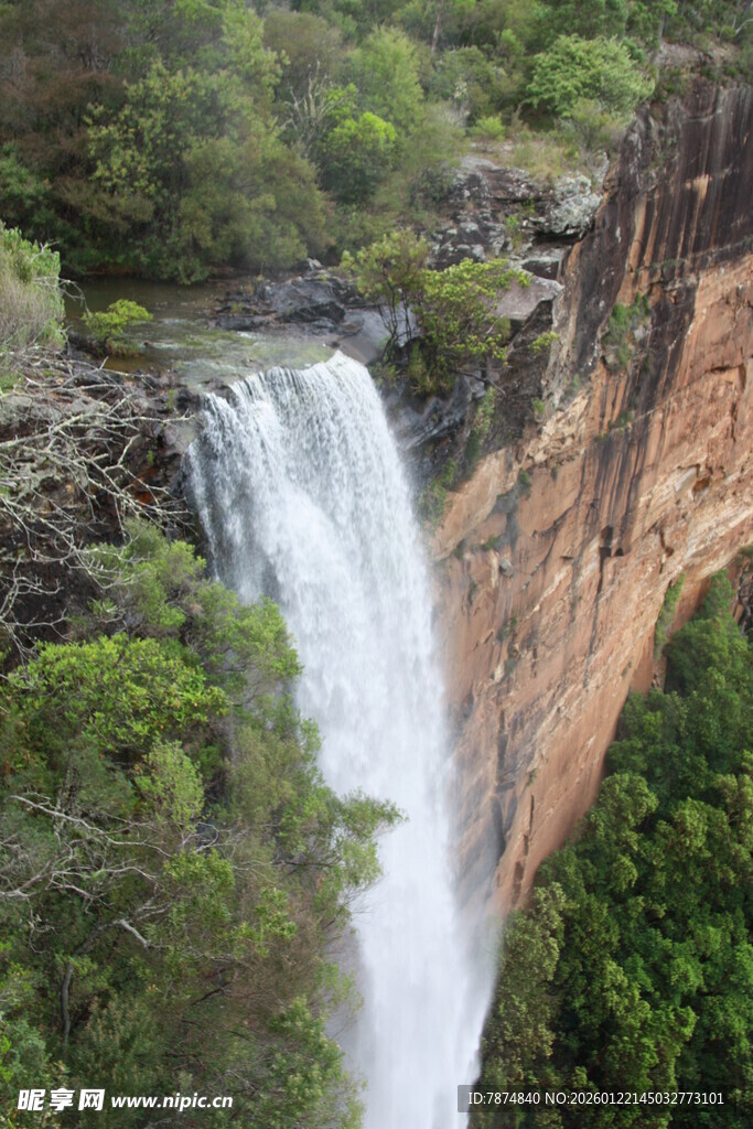 壮观瀑布隐于葱郁山林间