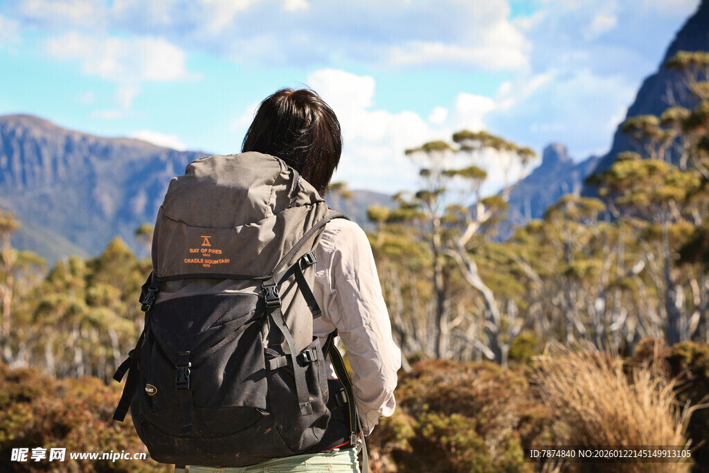背包客眺望山间美景