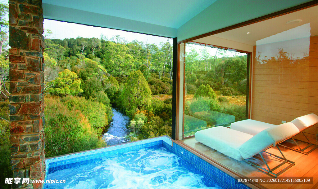 林间泳池边的惬意休憩空间