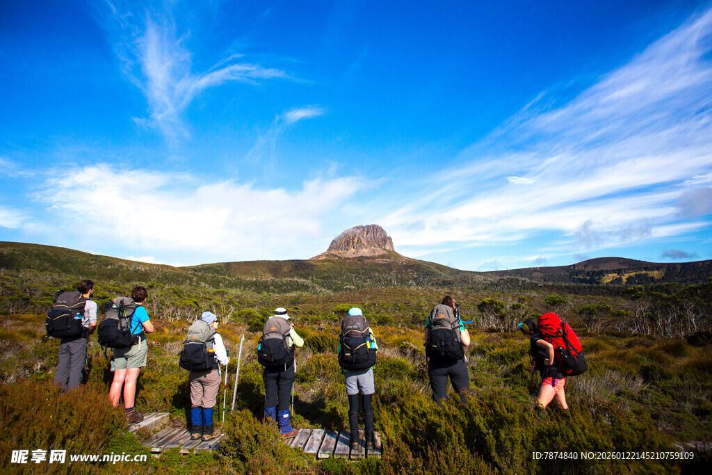 徒步者眺望远方壮丽山峰