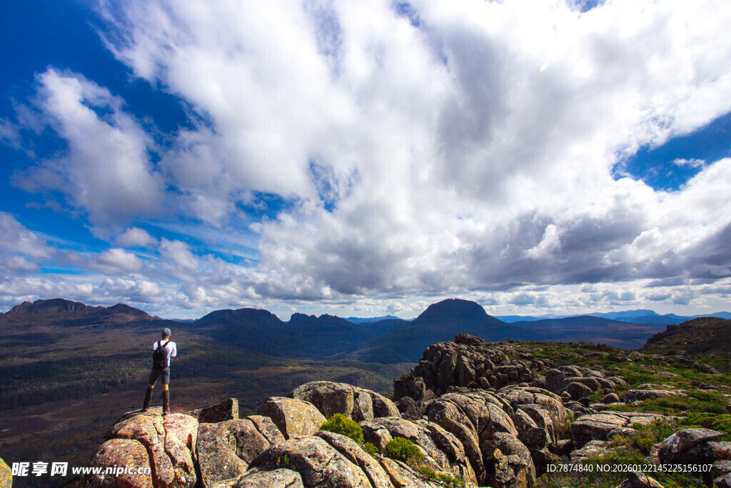 高山之巅的壮丽风景