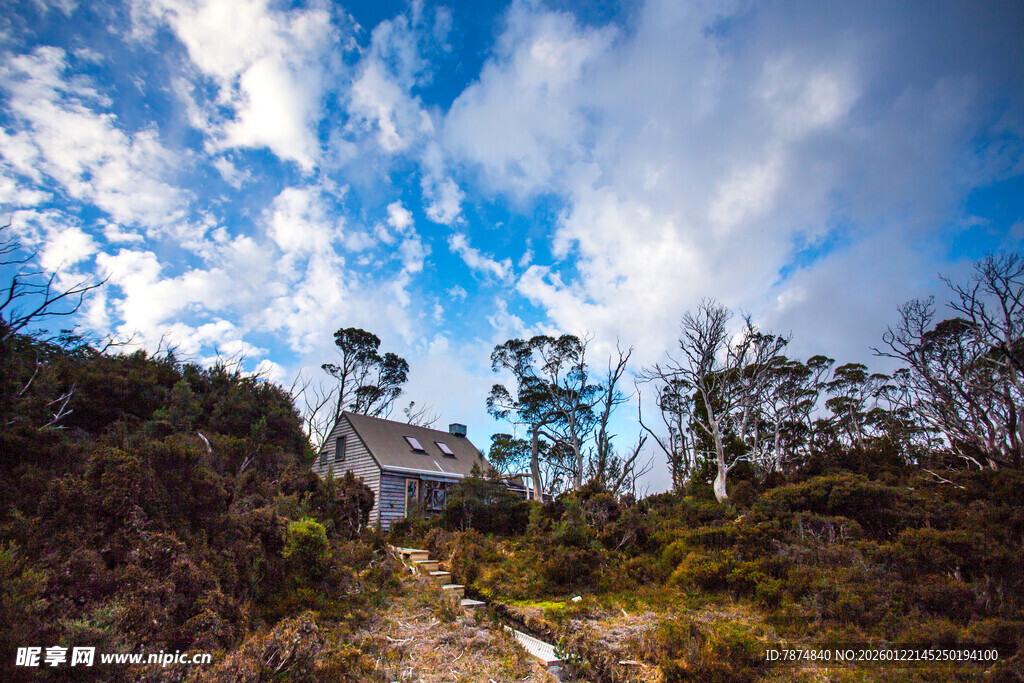 山间小屋 蓝天白云相伴