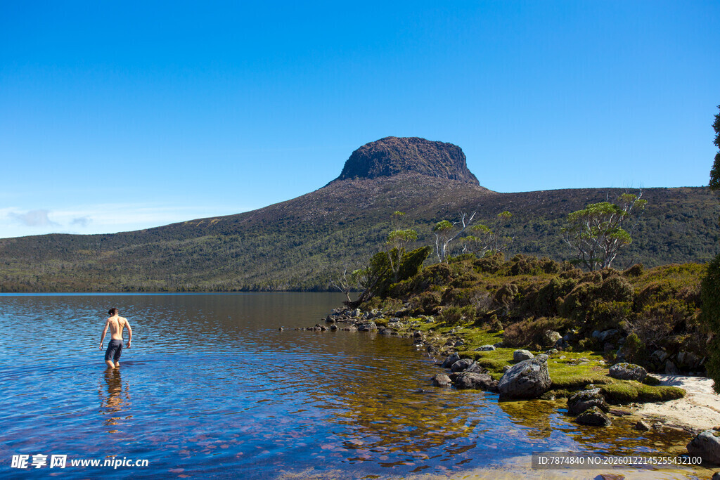 湖畔孤影 远山碧水之景