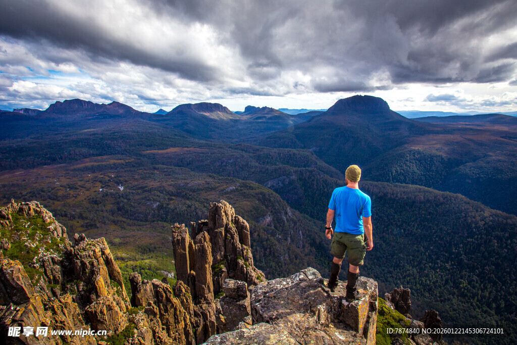 男子立于山巅眺望美景