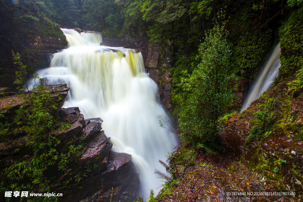 山间壮丽瀑布景观