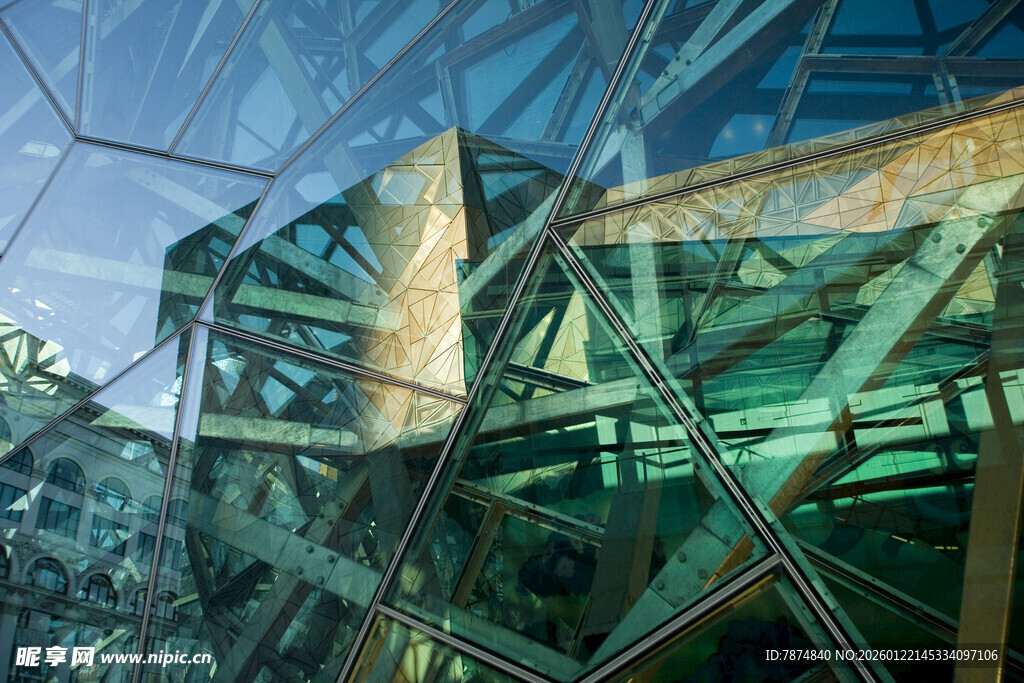 现代玻璃建筑外观特写