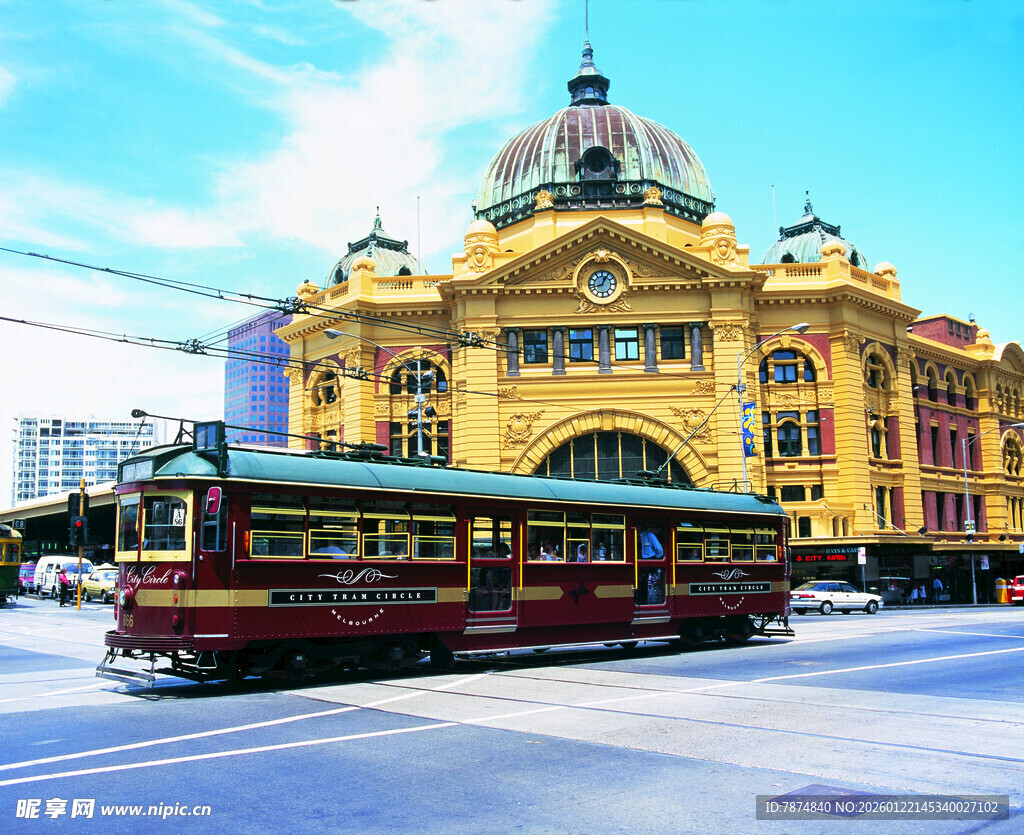 墨尔本复古电车与黄色建筑