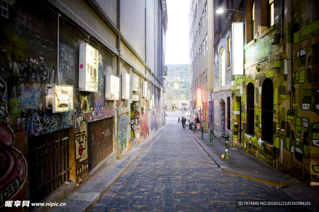 城市小巷的多彩艺术风景