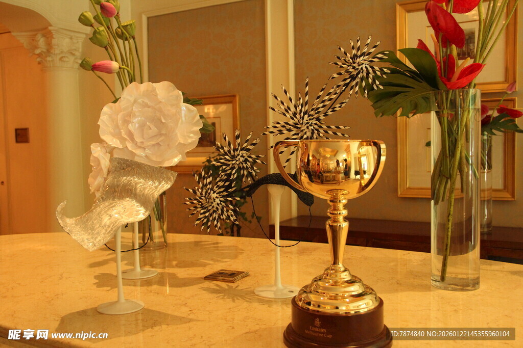 精致奖杯与花卉装饰摆件