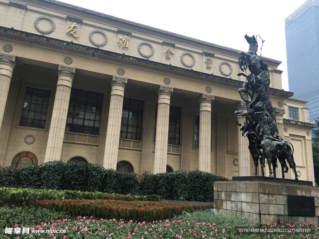 古典建筑前的骑马雕像