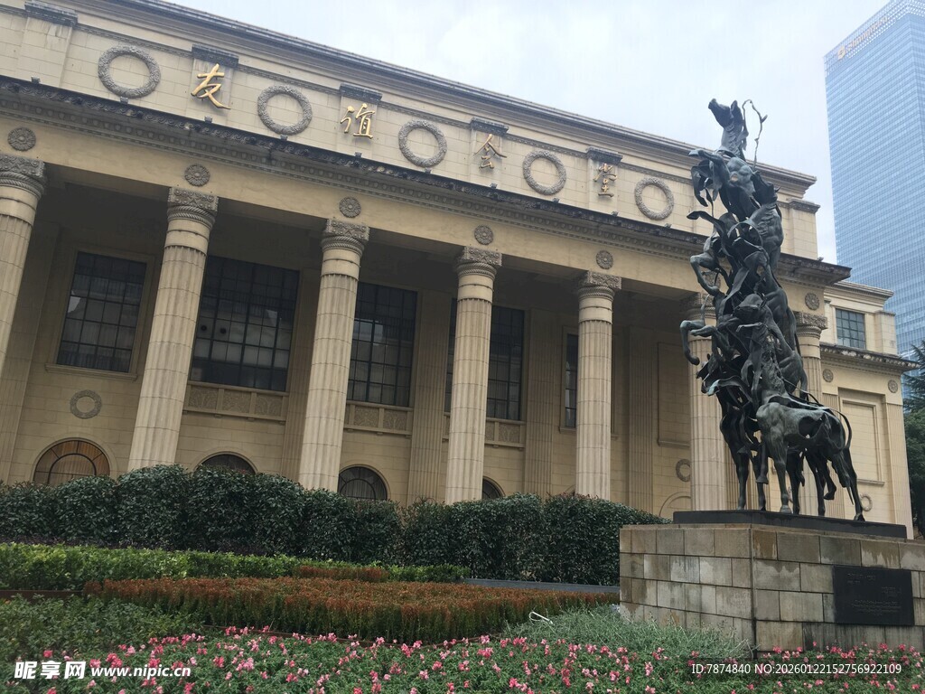 古典建筑前的骑马雕像