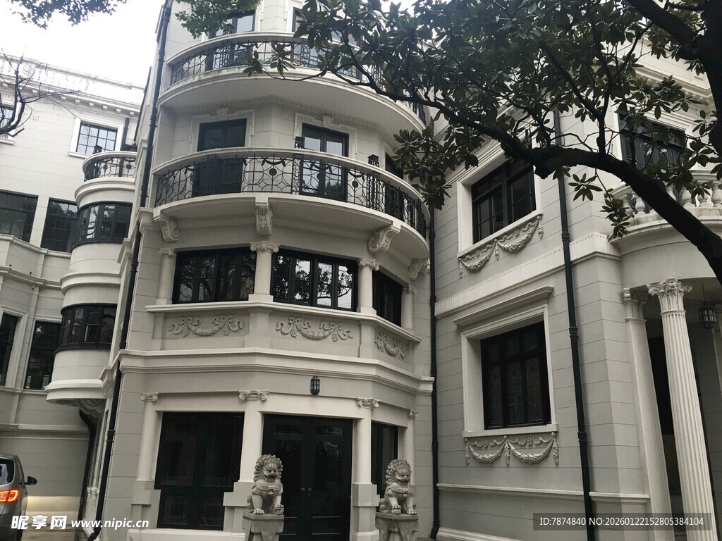 复古风格多层白色建筑