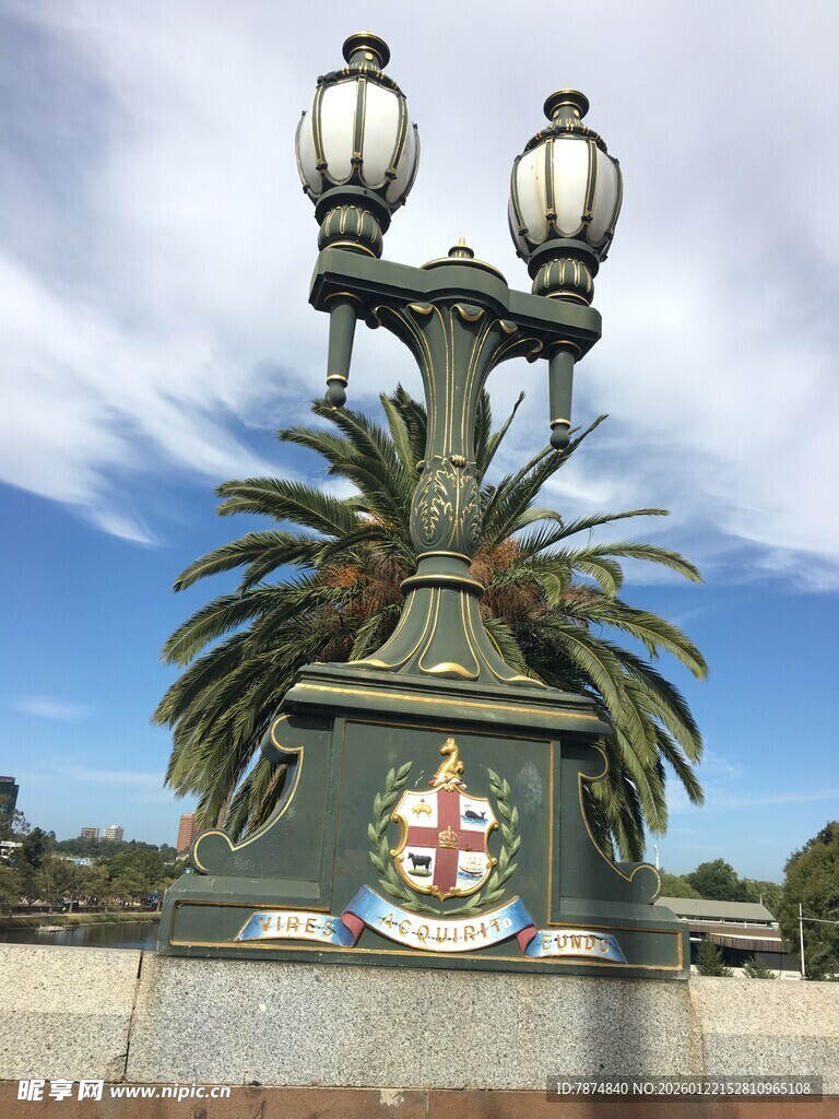 精美路灯装饰于桥梁之上