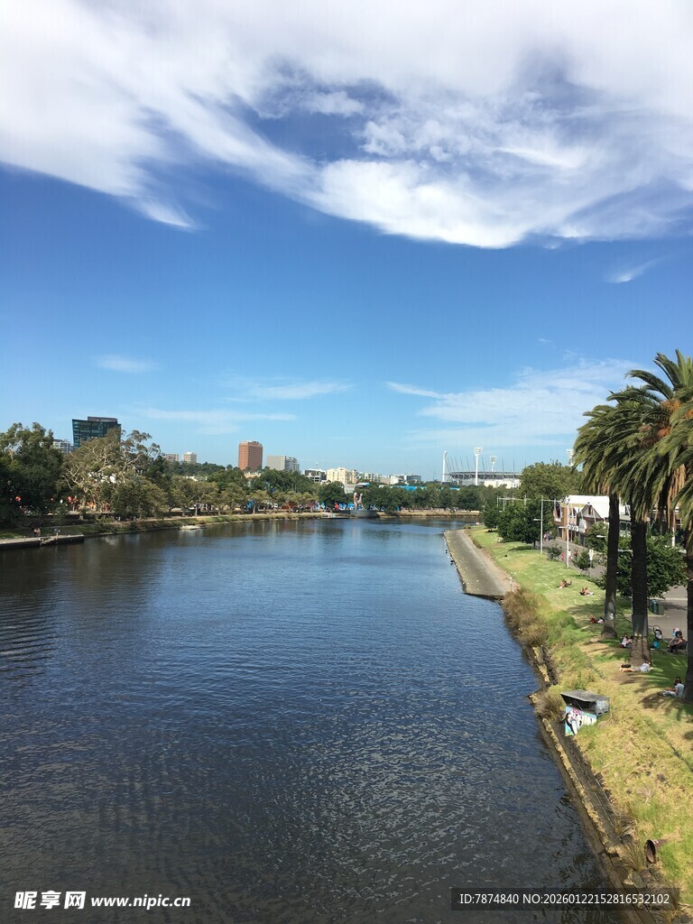 河畔风光 蓝天白云绿树相伴