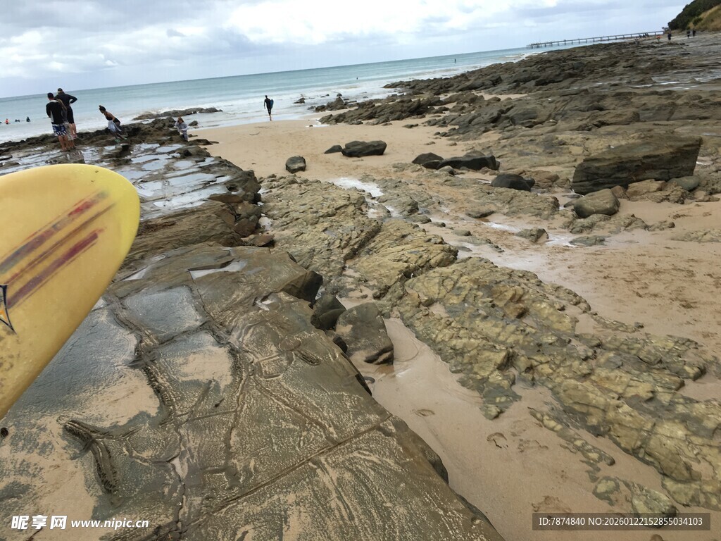 海岸边的岩石与冲浪板