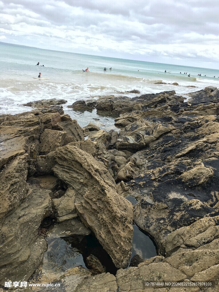 海边嶙峋礁石与辽阔海景