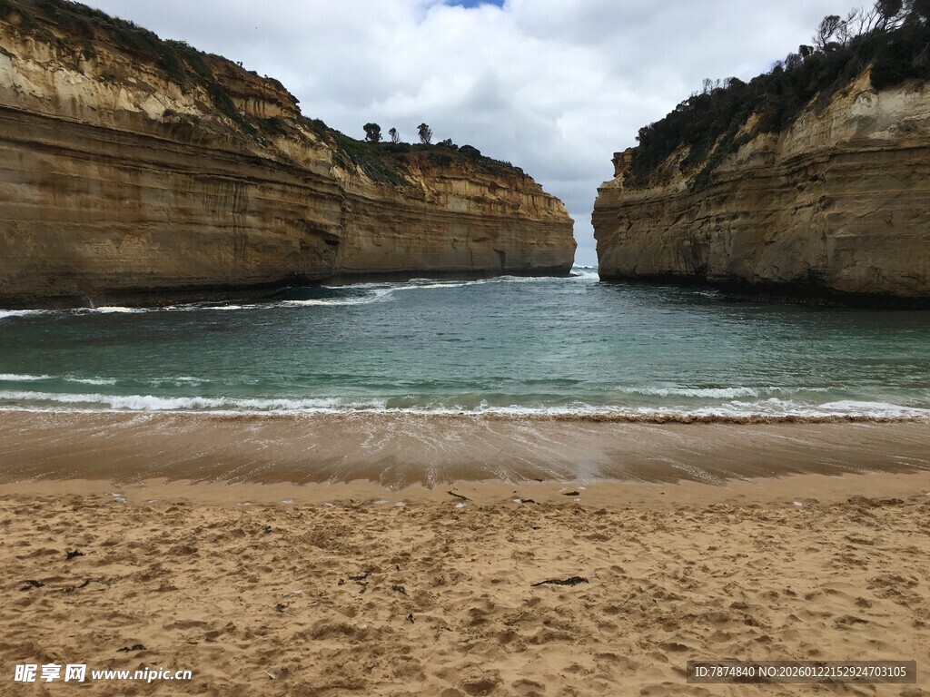 壮丽海岸沙滩与岩石景观