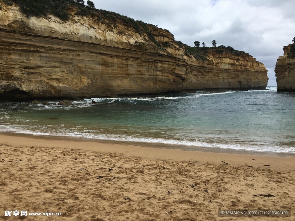 海岸边的沙滩与壮观岩壁