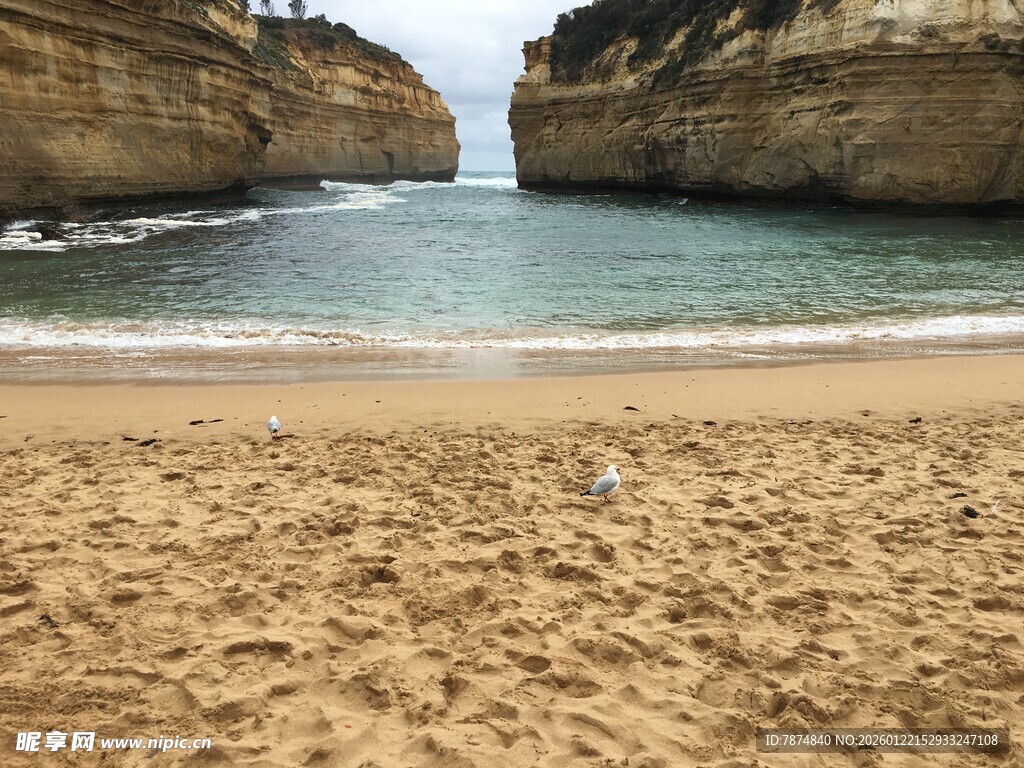 海岸沙滩间的壮阔自然景观