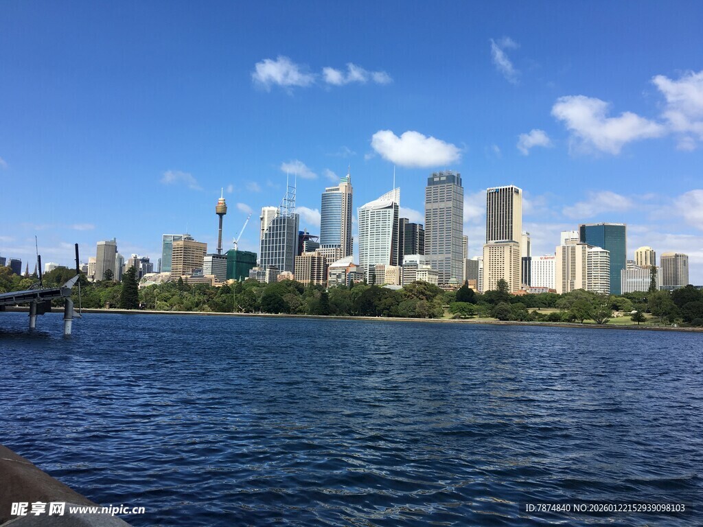 城市河畔的壮丽天际线