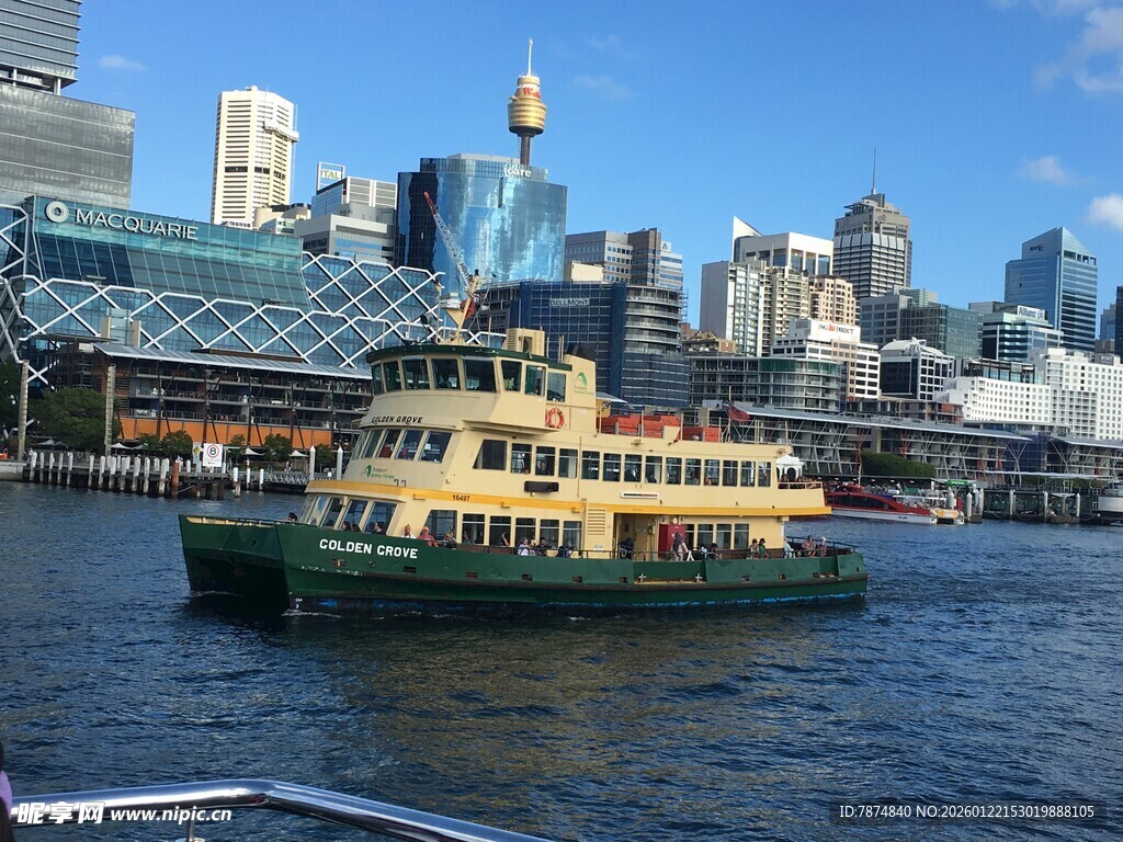 悉尼港中的渡轮