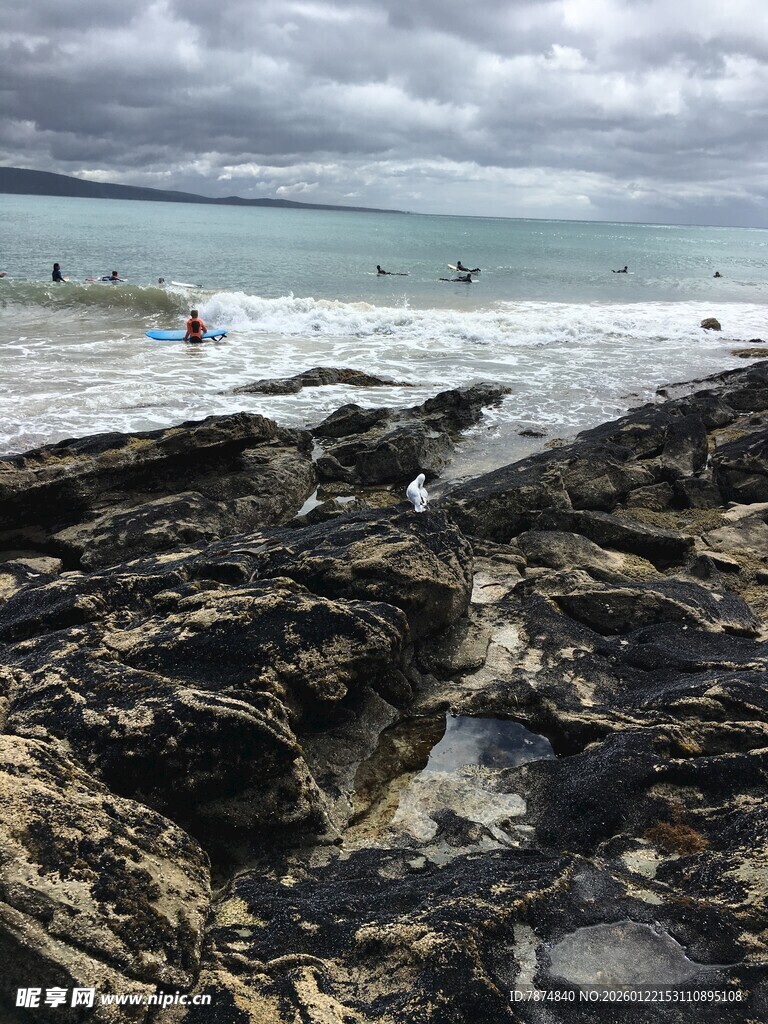 海边礁石景观 游人嬉戏