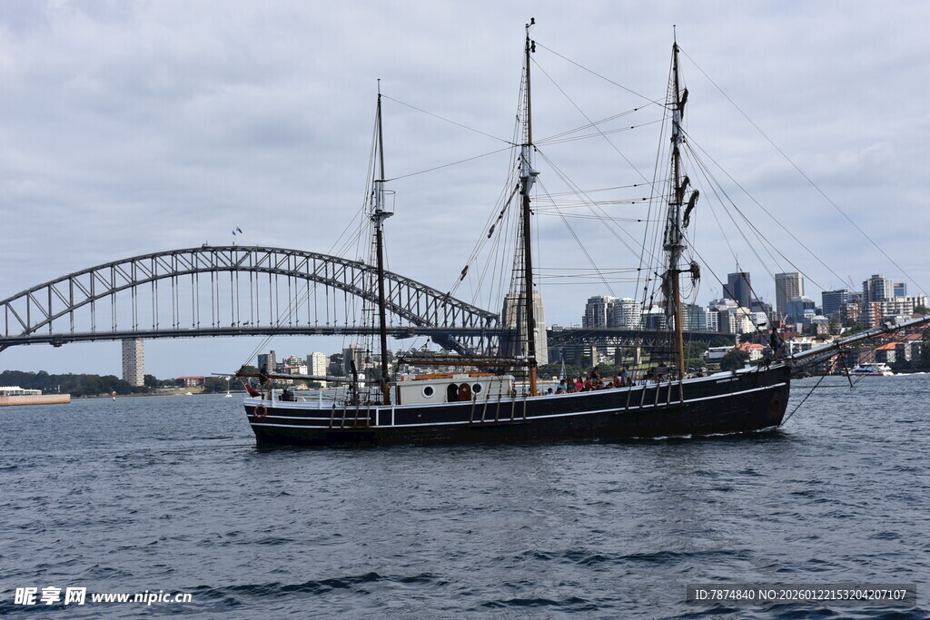悉尼港中的古典帆船