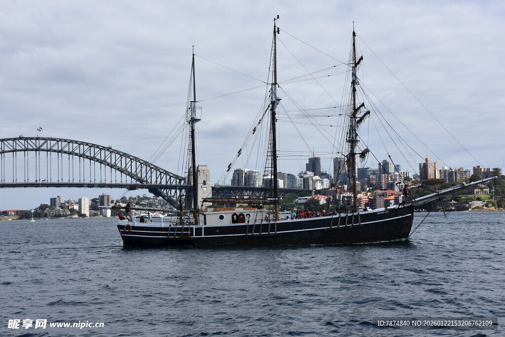 悉尼港中的古典帆船