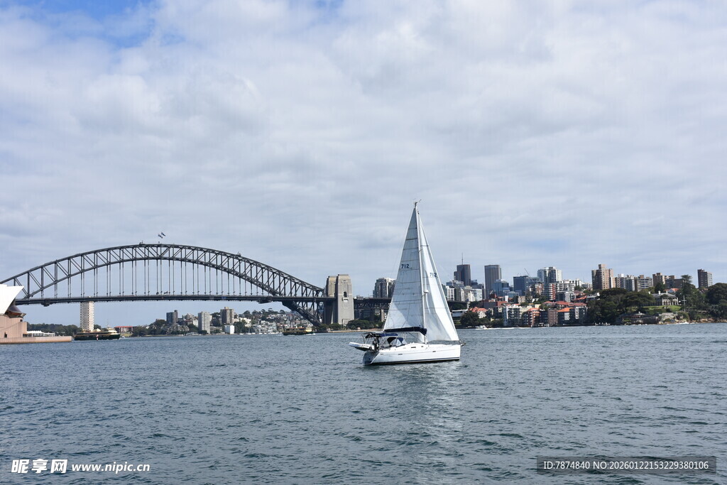 悉尼港湾帆船与大桥美景