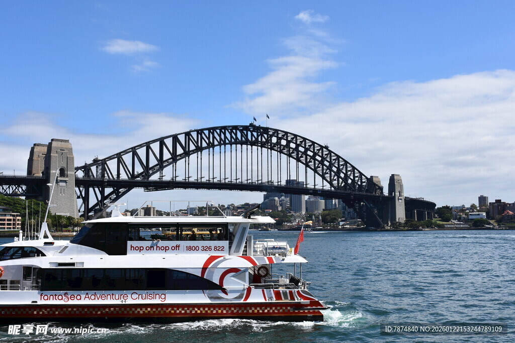 悉尼海港大桥下的游船