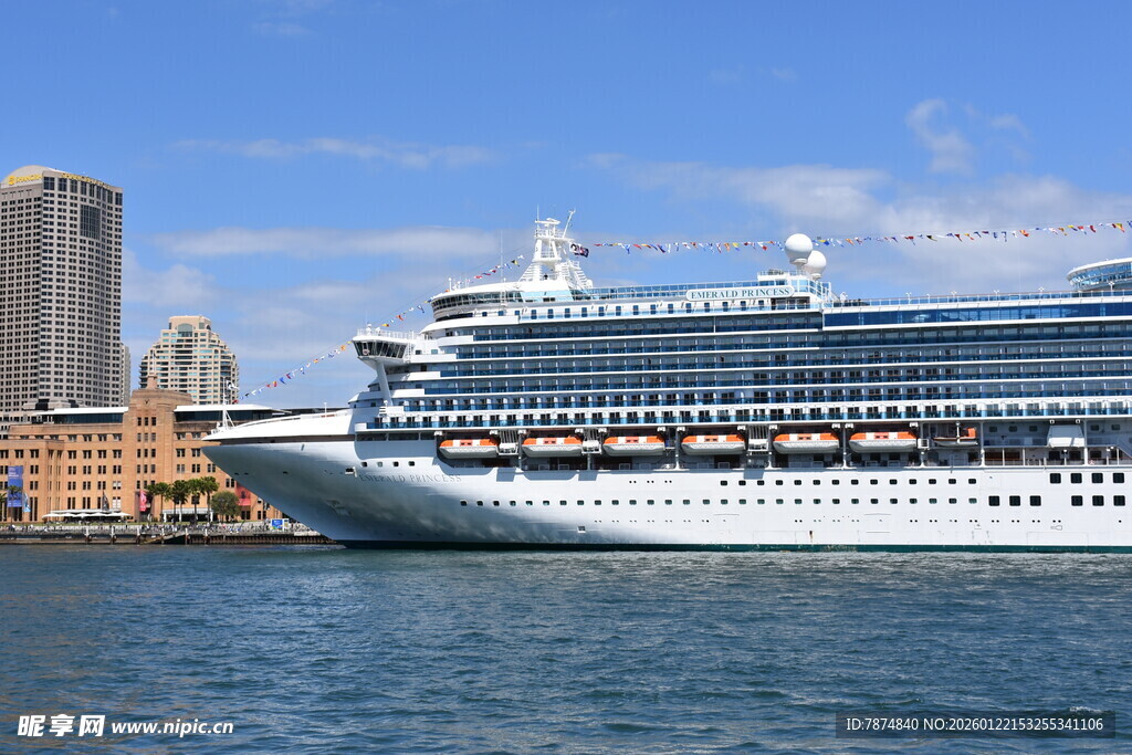 港口边的大型豪华邮轮