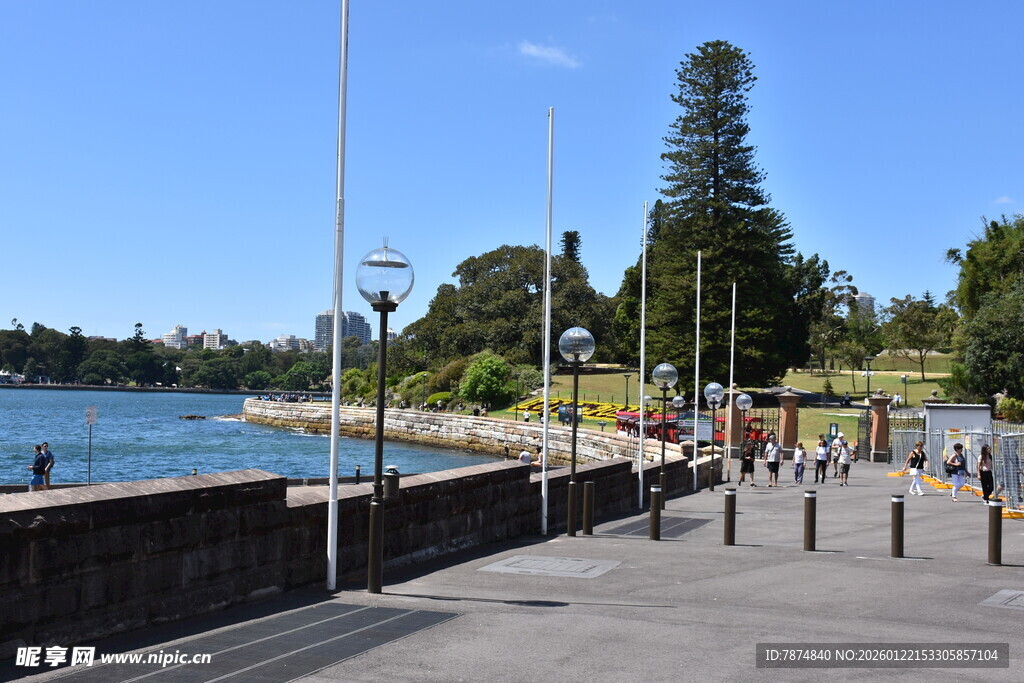 海滨步道上的休闲场景